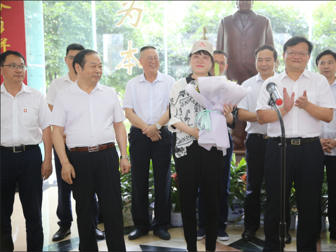 1560248664932044034.png 抱花.png